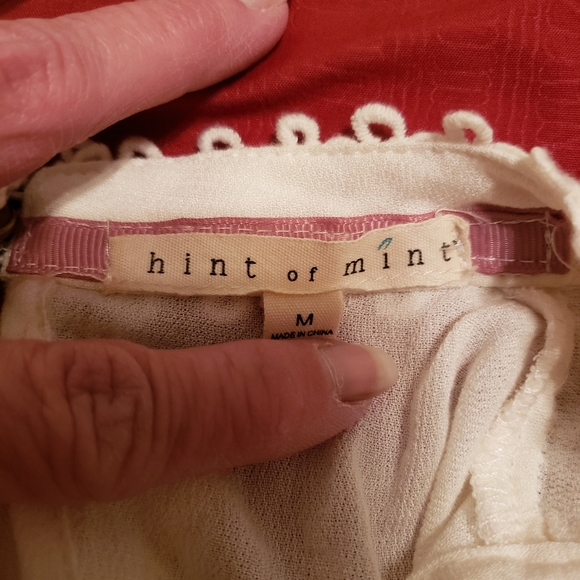 Beautiful baby doll, slightly off white, sleeveless, crocheted lace blouse. - Picture 6 of 8